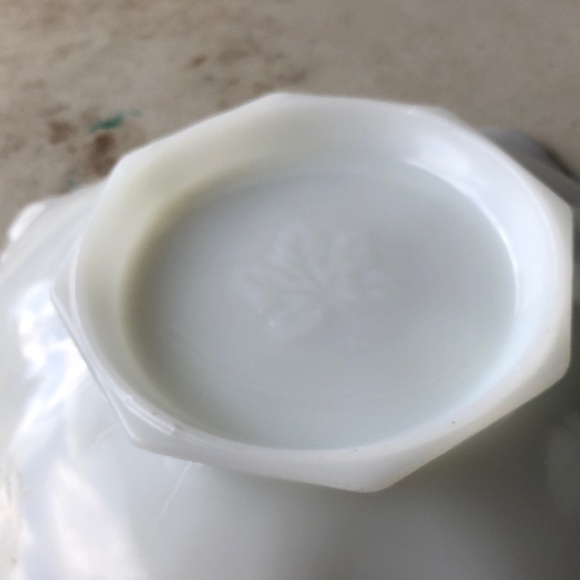 Vintage milk glass - Picture 2 of 2